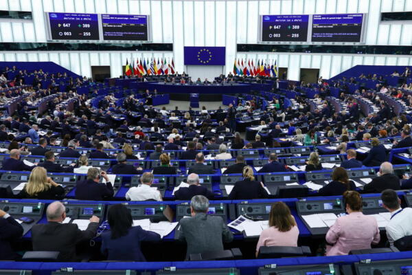 Imagen de archivo de los miembros del Parlamento votando durante una sesión plenaria en la sede de Estrasburgo, Francia, el 29 de abril de 2026. EFE/EPA/RONALD WITTEK