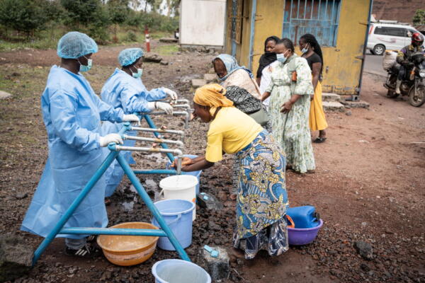 Controles de higiene contra el virus del ébola en Kanyaruchinya, en la RD Congo. EFE/EPA/MARIE JEANNE MUNYERENKANA