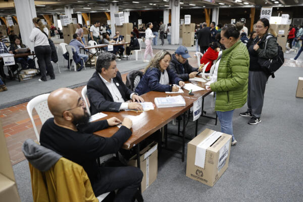 Personas votan durante la jornada electoral este domingo en Bogotá (Colombia). EFE/ Mauricio Dueñas Castañeda