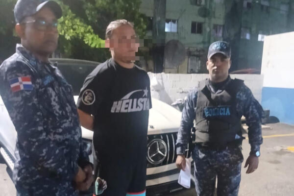 Policía frustra carrera clandestina, retiene vehículo con mofle alterado y ocupa arma de fuego en Los Guaricanos