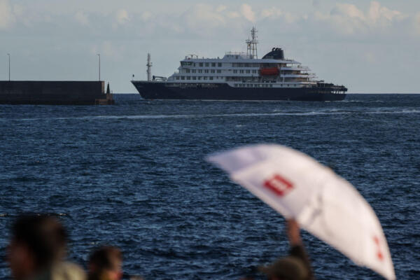 -El crucero MV Hondius ha abandonado pasadas las siete de la tarde hora local canaria el puerto de Granadilla, en Tenerife, tras desembarcar a todos sus pasajeros y parte de la tripulación. En la imagen, el barc saliendo por la bocana del puerto de Granadilla. EFE/ Ramón De La Rocha