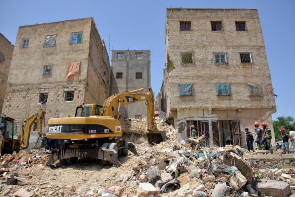 Los equipos de rescate buscan entre los escombros de un edificio de cuatro plantas que se derrumbó durante la noche en la ciudad marroquí de Fez, Marruecos, el 21 de mayo de 2026. Las autoridades locales confirmaron que al menos cuatro personas murieron y otras seis resultaron heridas en el incidente. (Marruecos) EFE/EPA/ALAOUI MRANI