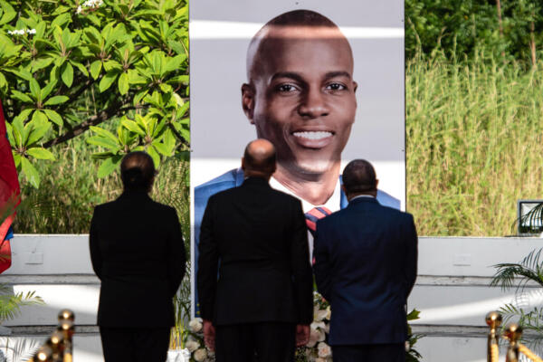 Fotografía de archivo del 7 de julio de 2023 que muestra al primer ministro haitiano, Ariel Henry (c), junto a miembros de su Gobierno, observando una imagen del fallecido  presidente de Haití, Jovenel Moïse, durante la conmemoración del segundo aniversario de su magnicidio en Puerto Príncipe (Haití). EFE/ Johnson Sabin