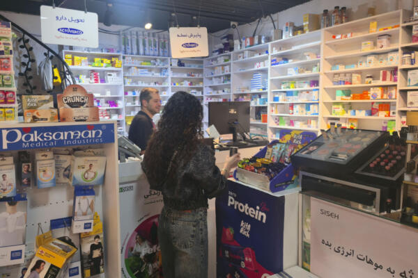 Una mujer pregunta por una receta médica en una farmacia en el norte de Teherán. Los ataques estadounidenses e israelíes contra la industria farmacéutica iraní, el bloqueo de los puertos del país persa y la suspensión de vuelos por el conflicto, están provocando una crisis de medicamentos en Irán, donde comienzan a escasear fármacos que además han disparado sus precios. EFE / Aydin Shayegan
