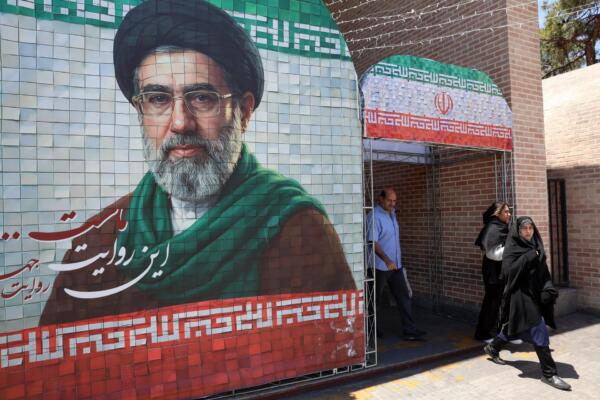Iraníes pasan junto a una imagen del líder supremo iraní, el ayatolá Mojtaba Khamenei, en una calle de Teherán, Irán / Foto: EFE