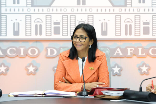 Fotografía difundida de la presidenta encargada de Venezuela, Delcy Rodríguez, durante una reunión con el Consejo de Ministros este 26 de mayo de 2026, en Caracas (Venezuela). EFE/ Palacio de Miraflores