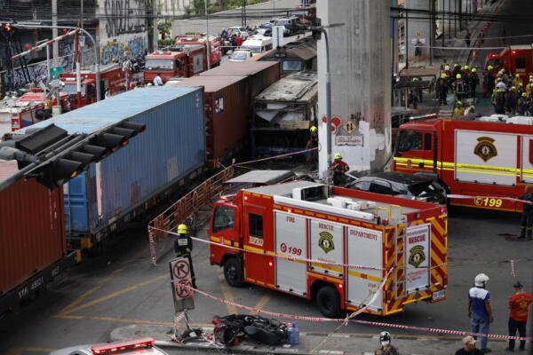 Imagen de archivo de equipos de rescate y personal de emergencia tailandeses tras la colisión entre un tren de carga y un autobús en la estación Makkasan del Airport Rail Link en Bangkok, Tailandia, el 16 de mayo de 2026. 
EFE/EPA/RUNGROJ YONGRIT
