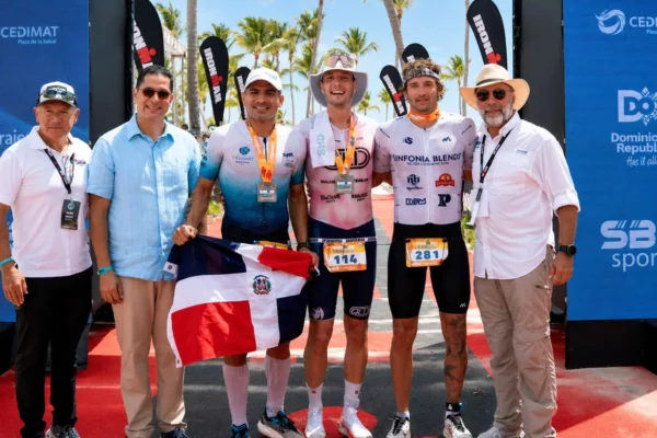 De izquierda a derecha, Wilbert Anderson (SEO SBR Sports) y Jorge Subero Medina (Presidente ejecutivo Cap Cana) el dominicano Erick García Rossi (tercer lugar), el francés Mathieu Lapeyre (primer lugar Ironman 70.3 Cap Cana) y el uruguayo Lucas Cancela (segundo lugar), seguidos por Javier Herrera (Representante SBR Sports en RD.