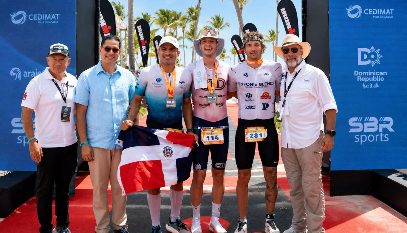 De izquierda a derecha, Wilbert Anderson (SEO SBR Sports) y Jorge Subero Medina (Presidente ejecutivo Cap Cana) el dominicano Erick García Rossi (tercer lugar), el francés Mathieu Lapeyre (primer lugar Ironman 70.3 Cap Cana) y el uruguayo Lucas Cancela (segundo lugar), seguidos por Javier Herrera (Representante SBR Sports en RD.