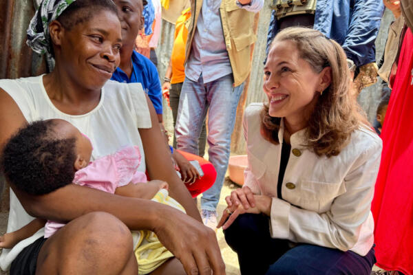 Fotografía cedida por el Programa Mundial de Alimentos (PMA) de la princesa Sarah Zeid (d) de Jordania saludando a una mujer durante su visita a un campamento de desplazados este lunes, en Puerto Principe (Haití). EFE/ Sarah M-birkett/ Programa Mundial de Alimentos (PMA)