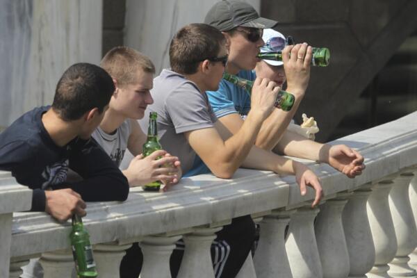 Imagen de archivo de varios hombres bebiendo cerveza en Móscú. EFE/Sergei Ilnitsky