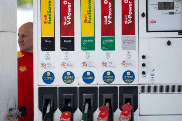 Petróleo vuelve a bajar en mercado que apuesta a desbloqueo del estrecho de Ormuz