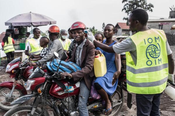 Conductores en un puesto de control contra el ébola en el noreste de la República Democrática del Congo en una imagen de archivo. EFE/ Patricia Martínez