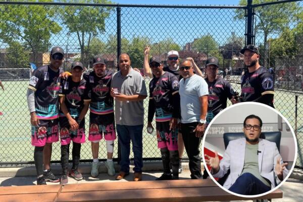 La Lividousa reconoce al periodista William Aish. Reciben Osvaldo y Benny López, familiares de Aish, junto a Kevin Reyes, presidente de la liga y jugadores de los Titanes del Bronx