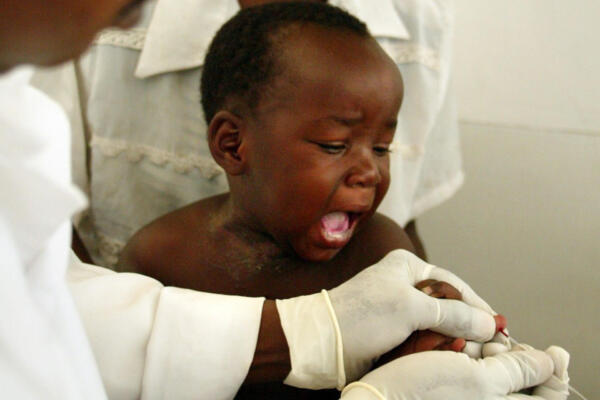 La vacunación sistemática redujo notablemente la mortalidad infantil por malaria en África
