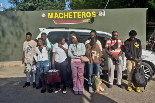 Ejército pone a disposición del Ministerio Público a dos dominicanos detenidos con 11 haitianos indocumentados en Valverde
