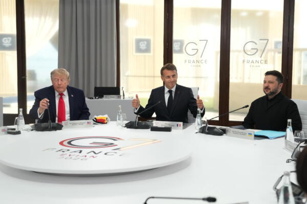 - (I-D) Presidente de EE. UU. Donald Trump, Presidente de Francia Emmanuel Macron y Presidente de Ucrania Volodymyr Zelenskyy durante una sesión de trabajo en la cumbre del G7 en Evian-les-Bains, Francia, el 16 de junio de 2026. La 52ª Cumbre del G7 tiene lugar en Evian-les-Bains del 15 al 17 de junio de 2026. (Francia) EFE/EPA/THIBAULT CAMUS / POOL MAXPPP OUT