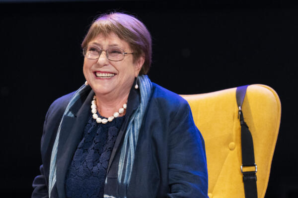 Imagen de archivo de la expresidenta de Chile y candidata a la Secretaría General de la ONU, Michelle Bachelet, reacciona durante el conversatorio 'a 20 años del primer gobierno paritario presidido por una mujer', en la Universidad de Valparaíso, en Valparaíso (Chile).
EFE/ Adriana Thomasa