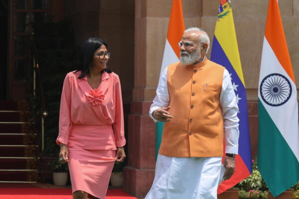 NUEVA DELHI (India), 04/06/2026.- El primer ministro indio, Narendra Modi (derecha), conversa con la presidenta interina de Venezuela, Delcy Rodríguez (izquierda), antes de su reunión en la Casa Hyderabad en Nueva Delhi, India, el 4 de junio de 2026.
EFE/EPA/RAJAT GUPTA