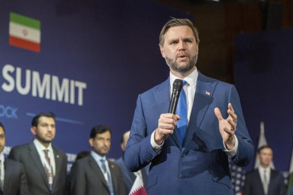 El vicepresidente de EE.UU., JD Vance, este domingo durante las conversaciones entre Estados Unidos e Irán, mediadas por Pakistán y Catar, en la Cumbre del Lago de los Cuatro Cantones en el complejo hotelero de Bürgenstock en Obbuergen, cerca de Lucerna, Suiza. EFE/EPA/URS FLUEELER / POOL