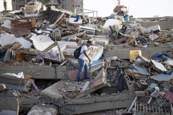 Detalle de un edificio derruido en Catia la Mar, Venezuela, mientras continúa la búsqueda entre los escombros de los edificios, este viernes. Recostados en colchones, sábanas, sillas, carpas y campamentos improvisados, cientos de personas duermen en el asfalto, jardineras, plazas y canchas en Catia La Mar, una de las ciudades más afectadas por los terremotos de magnitud 7,2 y 7,5 ocurridos el miércoles en Venezuela y que se han cobrado la vida de 235 personas. EFE/ Ronald Peña R