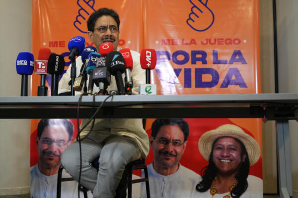 El candidato a la Presidencia de Colombia por el partido izquierdista Pacto Histórico, Iván Cepeda, fue captado este 6 de junio, durante una rueda de prensa, en Cali (Colombia). EFE/Ernesto Guzmán