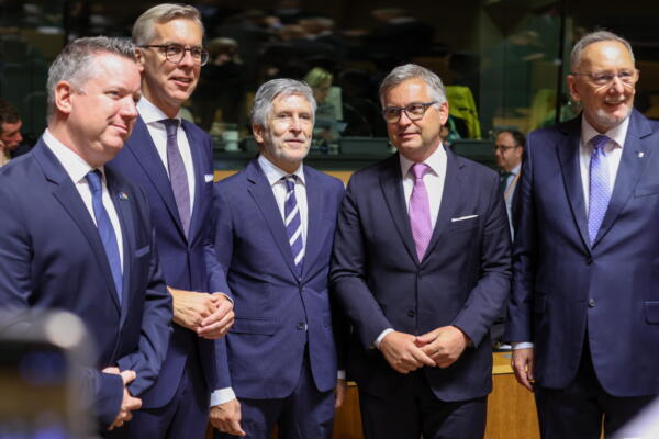 (I-D) El Ministro del Interior húngaro Gabor Posfai, el Ministro de Asuntos Interiores de Luxemburgo Leon Gloden, el Ministro del Interior español Fernando Grande-Marlaska, el Comisario Europeo de Asuntos Interiores y Migración Magnus Brunner, y el Ministro del Interior croata Davor Bozinovic asisten a la reunión del Consejo de Justicia y Asuntos Interiores (Asuntos Interiores) en Luxemburgo, 04 de junio de 2026. Los ministros discuten la implementación del Pacto sobre Migración y Asilo, la dimensión exterior de la migración con foco en la cooperación con Somalia, el futuro estatuto jurídico de las personas desplazadas de Ucrania, la gobernanza de Schengen y los desafíos de seguridad interna vinculados al actual entorno geopolítico, incluyendo los desarrollos en Oriente Medio. (Luxemburgo, Ucrania, Luxemburgo) EFE/EPA/Olivier Hoslet