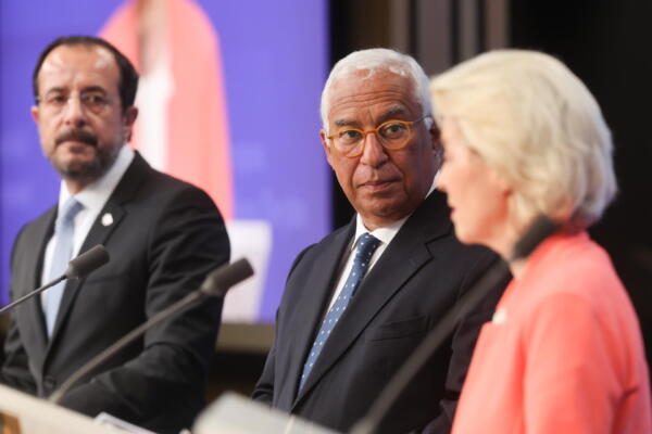 (L-R) El presidente chipriota Nikos Christodoulides, el presidente del Consejo Europeo, Antonio Costa, y la presidenta de la Comisión Europea, Ursula von der Leyen, asisten a una rueda de prensa en la cumbre del Consejo Europeo en Bruselas, Bélgica, el 19 de junio de 2026. Los jefes de Estado y de Gobierno de la UE se reúnen para debatir el próximo presupuesto a largo plazo de la Unión Europea para 20282034, la competitividad, la financiación de la defensa, la migración y la situación en Oriente Medio. (Bélgica, Bruselas) EFE/EPA/OLIVIER HOSLET