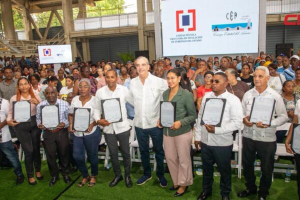 Abinader entrega 1,099 títulos y garantiza seguridad jurídica.