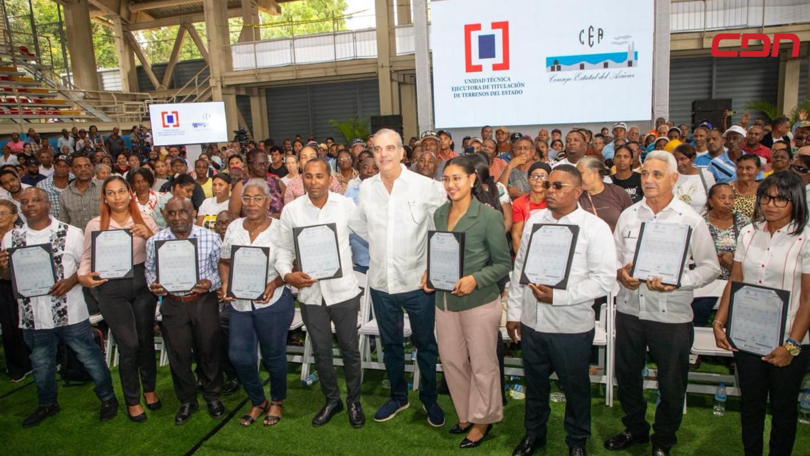 Abinader entrega títulos