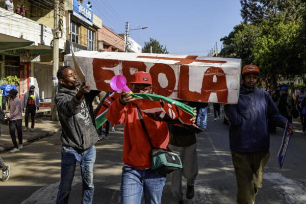 Activistas de derechos humanos salieron a las calles para oponerse a la instalación de un centro de cuarentena de Ébola para ciudadanos estadounidenses en la Base Aérea de Laikipia. EFE/EPA/DANIEL IRUNGU