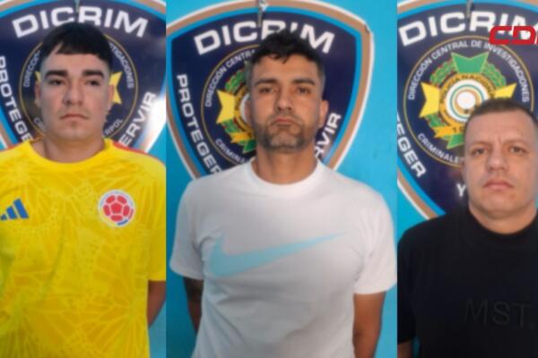Arrestan a extranjeros tras robo a vehículo en Santiago.
