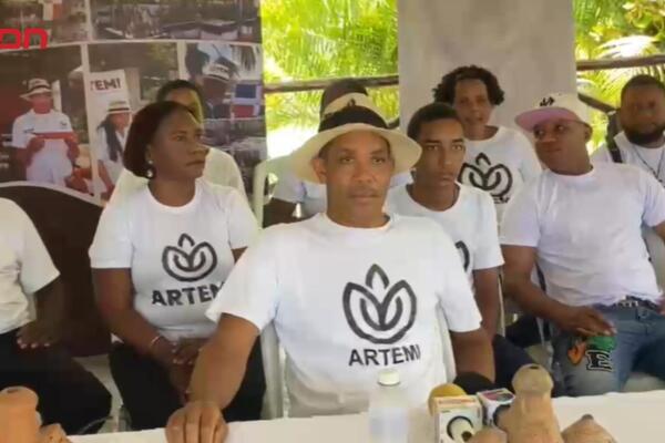 Miembros de Artemi destacaron la importancia de preservar el orden en Playa Esmeralda y respaldar a los emprendedores locales que desarrollan sus actividades dentro del marco legal establecido.