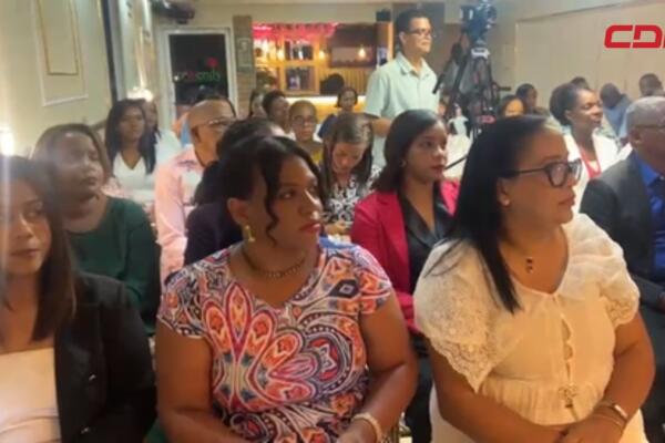 Alcalde entrega placa a profesor Carlos HP en acto magisterial.

