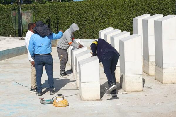 Brigadas municipales mejoran la Plaza Hermanas Mirabal.

