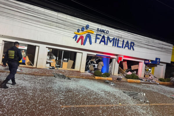 Fotografía cedida por el Ministerio del Interior de Paraguay de una sede del Banco Familiar asaltada este martes, en Santa Rita (Paraguay). EFE/ Ministerio del Interior de Paraguay