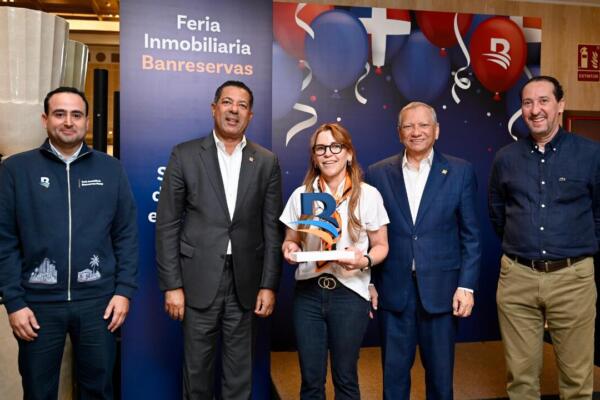 Banreservas reconoció a Blue Diamond Construction Group durante la Segunda Feria Inmobiliaria celebrada en Madrid.