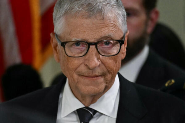 El cofundador de Microsoft, Bill Gates, se retira tras una entrevista a puerta cerrada con el Comité de Supervisión de la Cámara de Representantes en el Capitolio, Washington D.C., el 10 de junio de 2026.  
