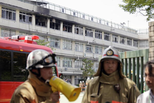 Bomberos de Tokio atienden un incendio en una escuela de la capital de Japón. EFE/EPA/FRANCK ROBICHON