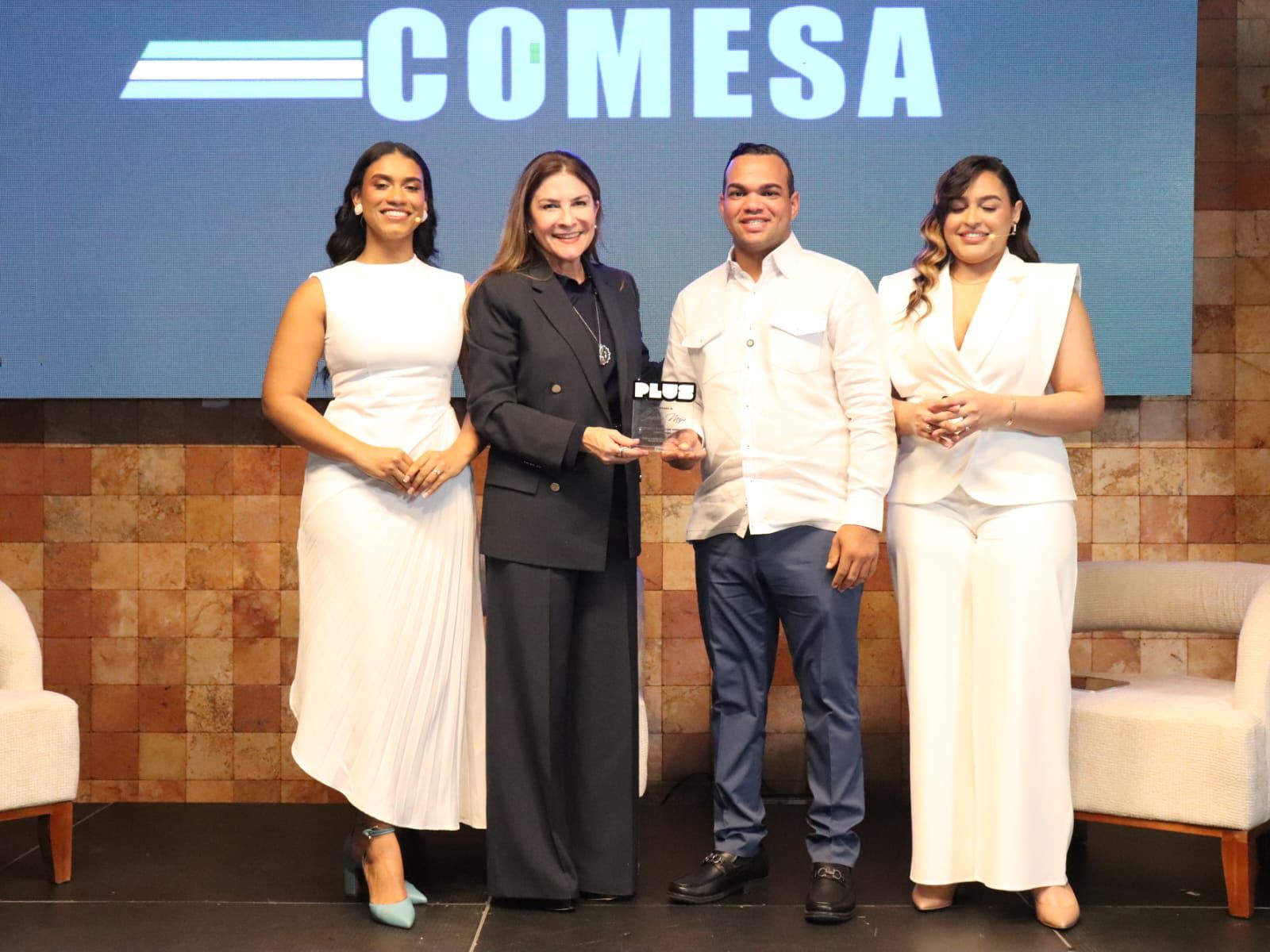 ¡Otro éxito para Los Plus! Carolina Mejía comparte su historia y visión de futuro con jóvenes de La Vega