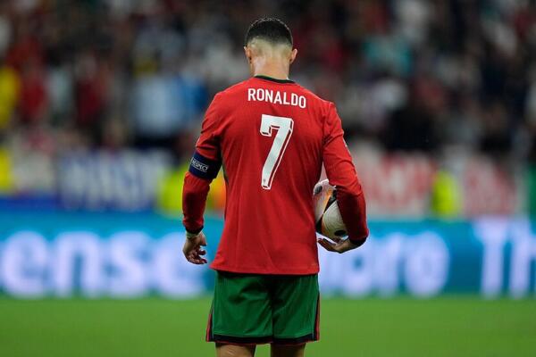 Cristiano está presente en los goles incluso cuando lo hace para despistar. Así fue en el segundo gol portugués, una falta en la frontal de esas que lleva toda la vida tirando Cristiano. 