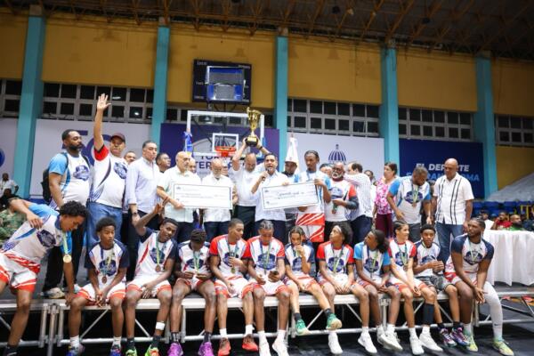 El ministro de Deportes, ingeniero Kelvin Cruz hizo entrega del cheque de un millón de pesos al equipo campeón del Barrio Mejoramiento Social