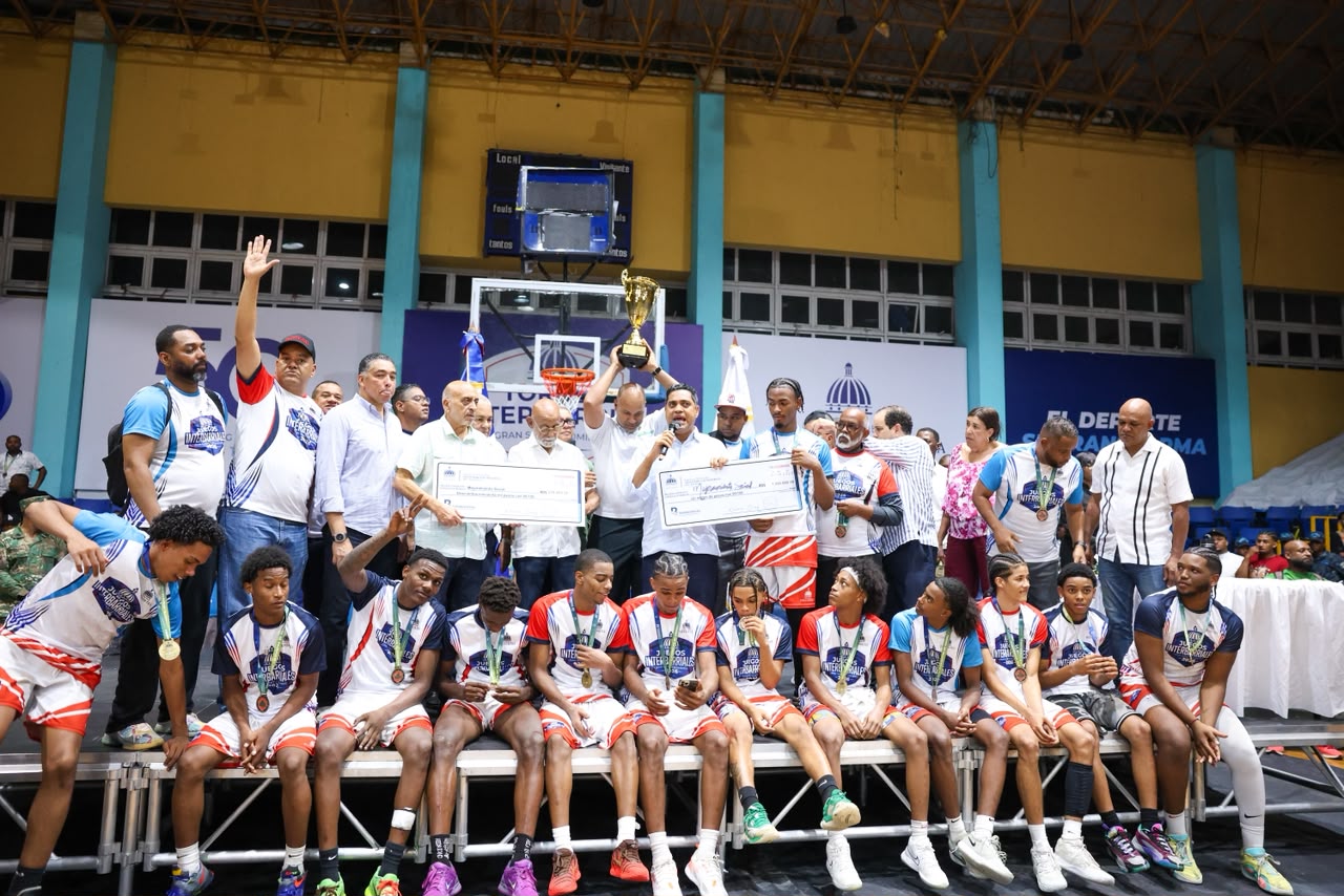 El ministro de Deportes, ingeniero Kelvin Cruz hizo entrega del cheque de un millón de pesos al equipo campeón del Barrio Mejoramiento Social