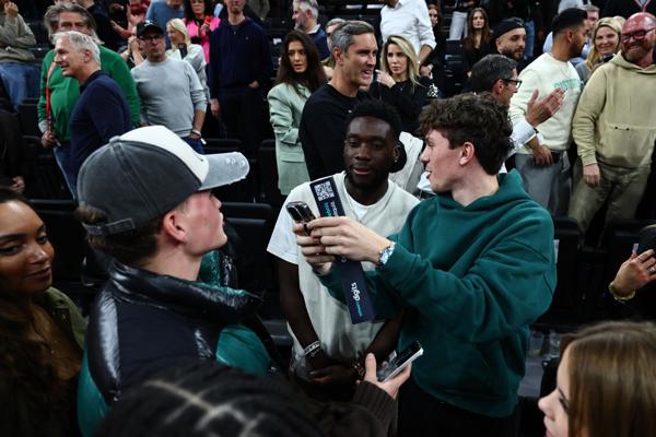 Fotografía de Anna Szilagyi, en la que puede verse en una imagen de archivo del 12 de noviembre de 2025 al canadiense Alphonso Davies, en Alemania. Foto: Fuente externa 
