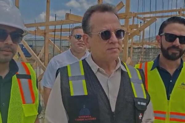 El ministro de Vivienda, Hábitat y Edificaciones, Víctor Ito Bisonó durante el recorrido.