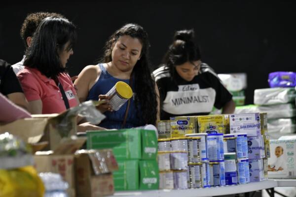 Personas donan productos en el centro de acopio ubicado en Sambil / foto: CDN - Danny Polanco