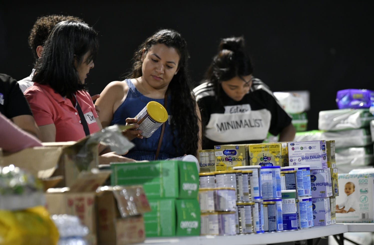 Personas donan productos en el centro de acopio ubicado en Sambil / foto: CDN - Danny Polanco