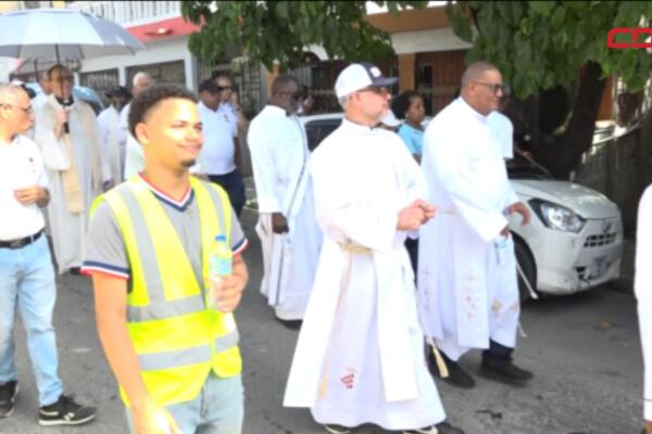 Procesión de Corpus Christi en Los Alcarrizos moviliza a cientos.
