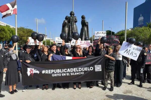Ciudadanos participaron en la concentración “República del Duelo” para honrar a las víctimas de feminicidio.