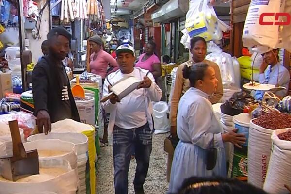 Comerciantes y consumidores en un mercado local. Foto: CDN Digital